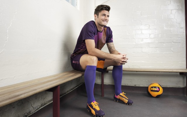 《多平台联动直播：打造全景式的电竞观看体验》，多屏直播互动的平台